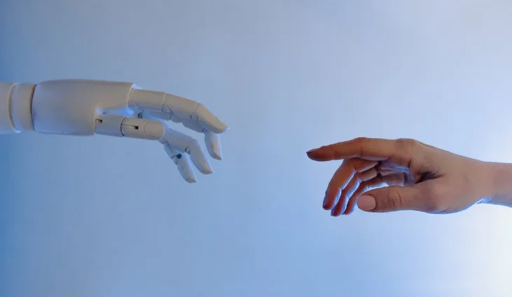 inteligencia artifical - mano humana y mano robot acercándose